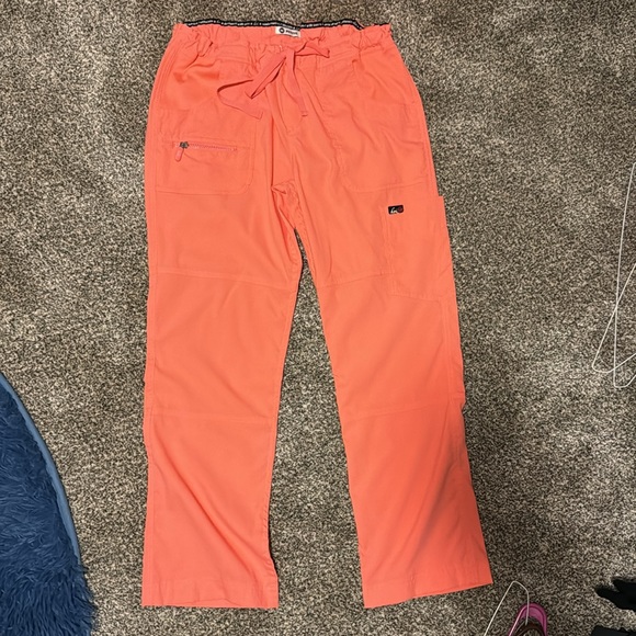 Koi lite Nursing scrub set. Top M slim fit and bottoms M petite. - Picture 3 of 6